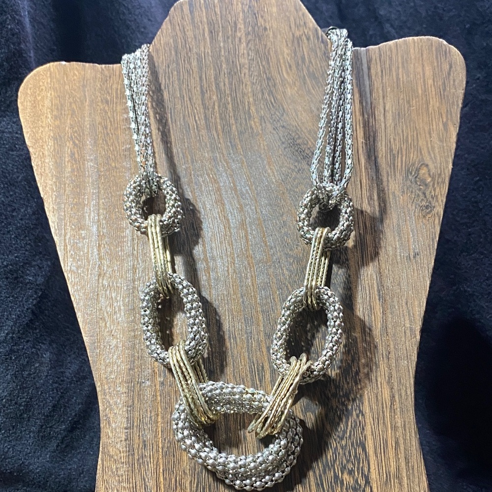 Chic Two-Tone Necklace With Interlocking Design - image 2